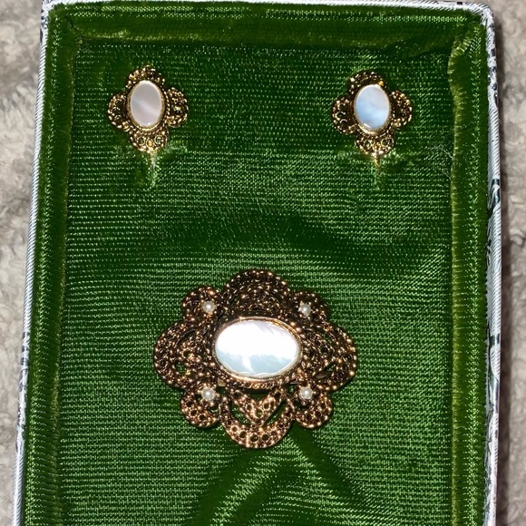 ANTIQUE ESTATE MOP BROOCH & CLIP ON EARRINGS - Picture 2 of 2